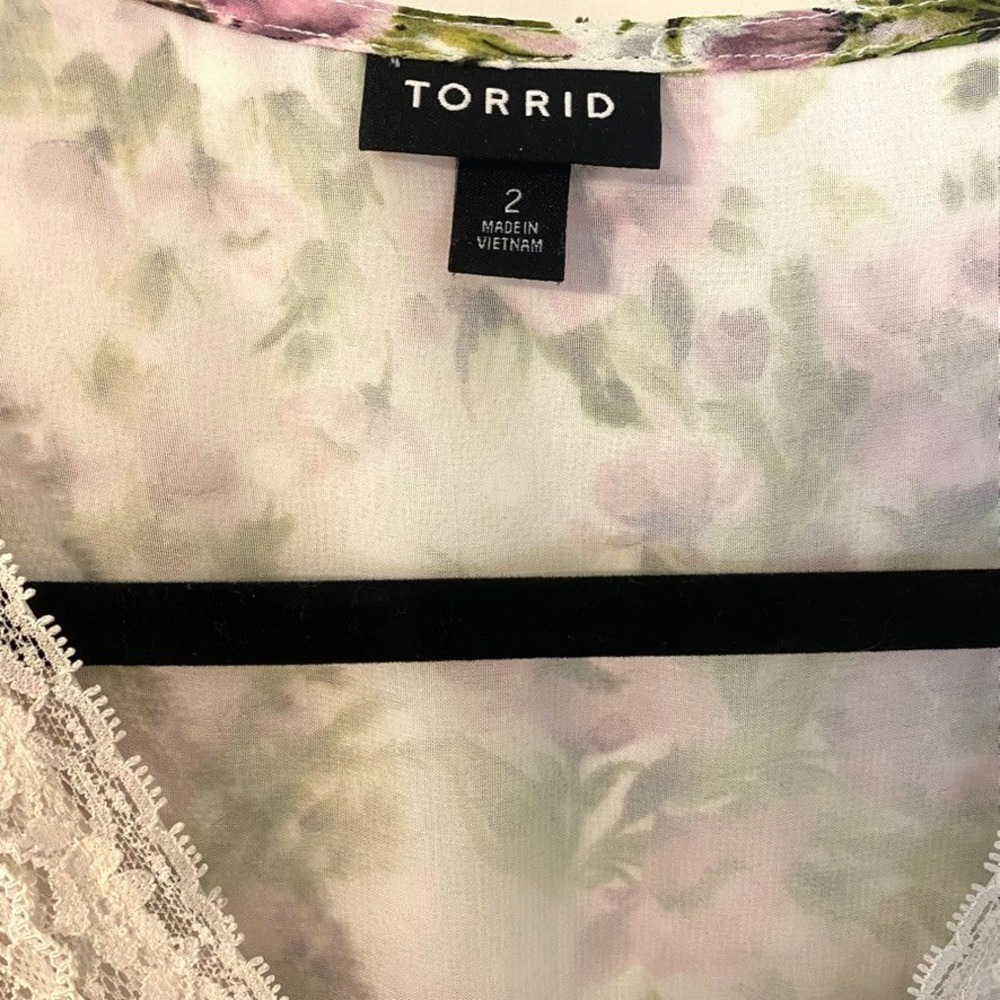 Torrid 2 Floral‎ Clip Dot Chiffon Lace Trim Flutter Sleeve Blouse Purple Green - Picture 3 of 14